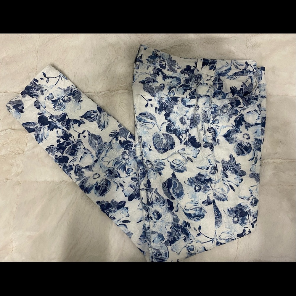 Chico's Sz OO blue white floral ankle pants. EUC